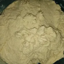 Tuang sagu tani sedikit demi sedikit (3 tahap) aduk sampai rata.