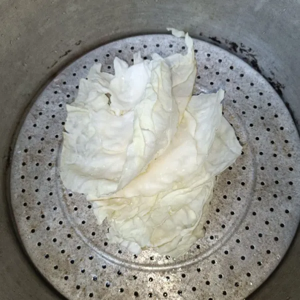 Kukus di dandang hingga setengah matang.