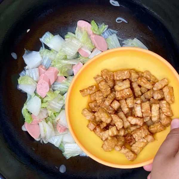 Tambahkan tempe goreng, lalu aduk-aduk.