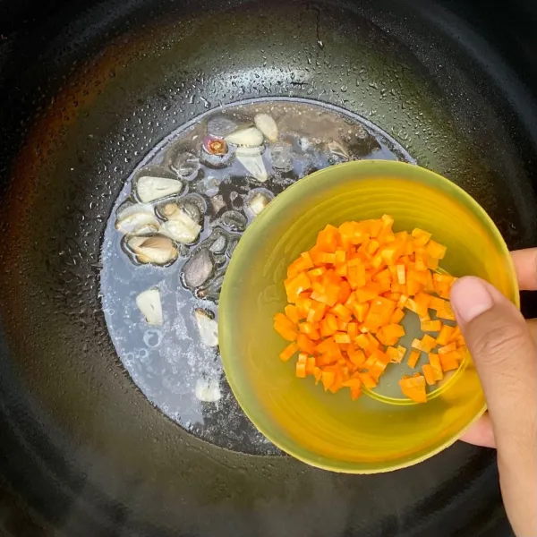 Tambahkan air dan wortel, masak hingga agak empuk.
