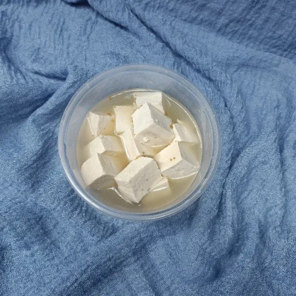 Potong dadu tahu dan rendam dengan bahan rendaman.