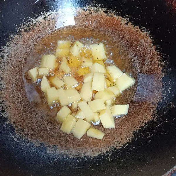 Goreng kentang yang telah dipotong dadu.