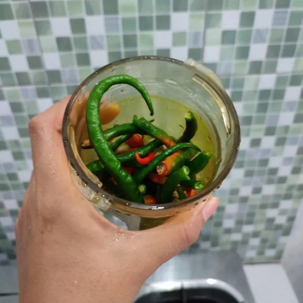 Blender semua bahan bumbu halus.