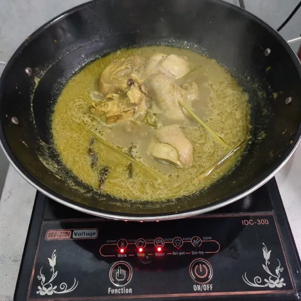 Masak terus hingga ayam empuk dan kuah mengentak kemudian koreksi rasanya lalu matikan api.
