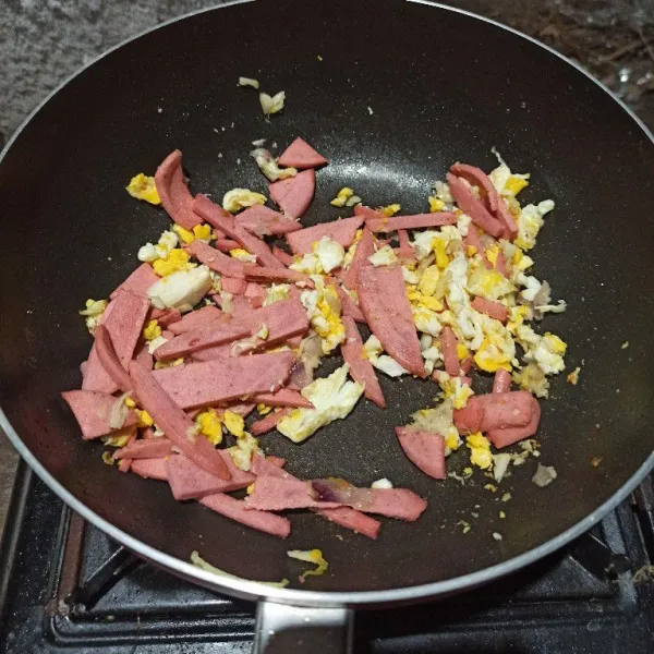 Masukkan smoke beef, aduk rata.