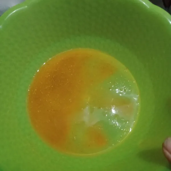 Pindahkan bumbu halus ke dalam wadah dan beri air.