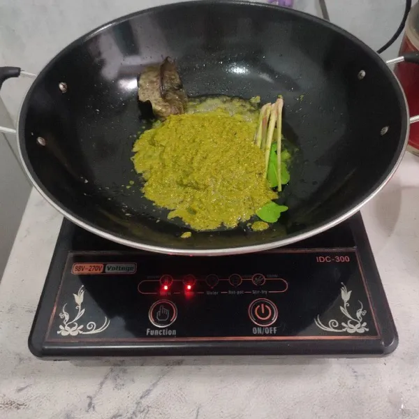 Tumis bumbu halus dengan minyak goreng secukupnya, masukkan juga bumbu aromatik.