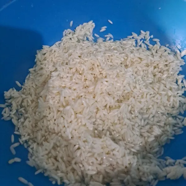 Cuci dan rendam campuran beras + ketan minimal 2 jam lalu tiriskan.
