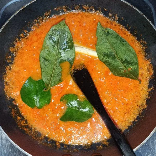 Tambahkan daun salam, daun jeruk dan sereh yang digeprek.