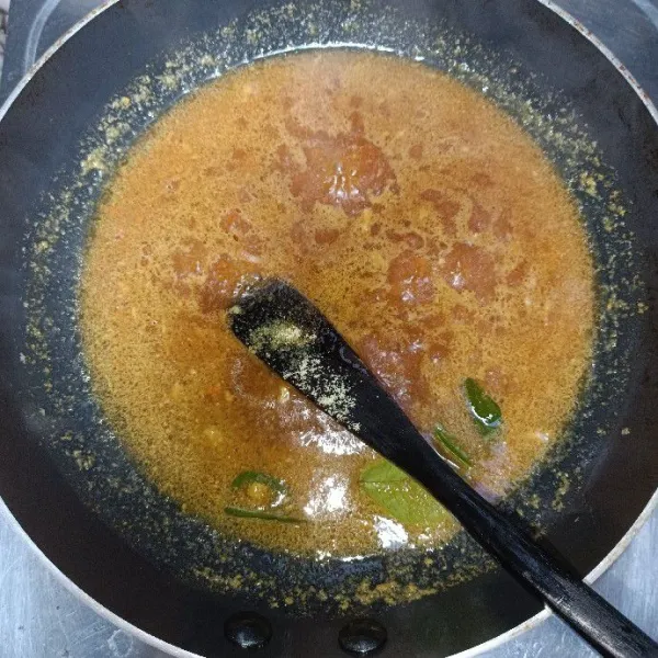 Masukkan gula merah dan kecap manis. Masak hingga tanak.