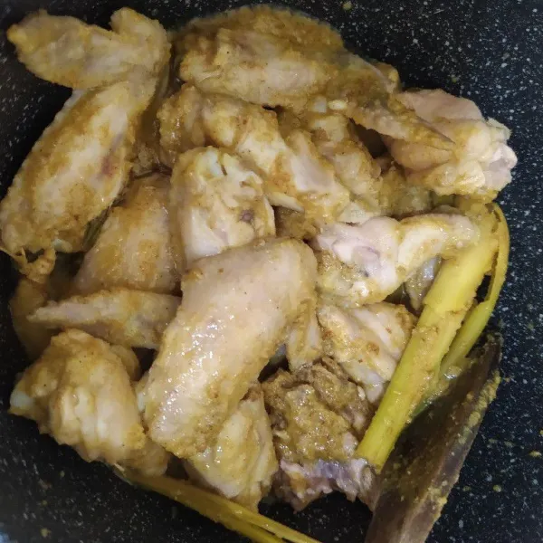 Masukkan ayam lalu masak hingga bumbu meresap.