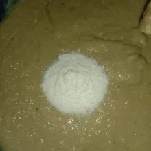 Masukkan garam, aduk rata hingga adonan mengental dan berat.