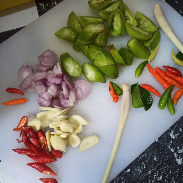Iris cabe keriting, cabe rawit, bawang merah, bawang putih, dan belimbing wuluh.