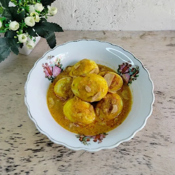 Tuang terik telur ke dalam mangkuk. Taburi dengan bawang putih goreng. Siap disajikan.