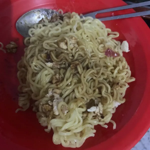 Aduk merata dengan bumbu.