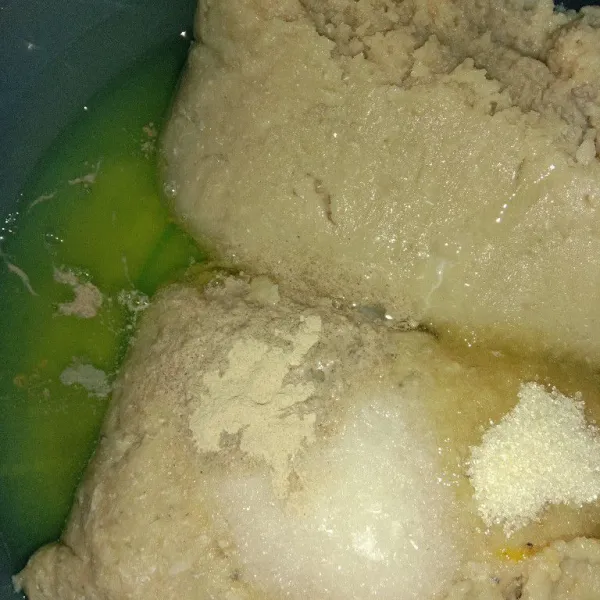 Dalam wadah campur ikan tenggiri, putih telur, lada bubuk, micin dan gula. Uleni sampai tercampur rata.