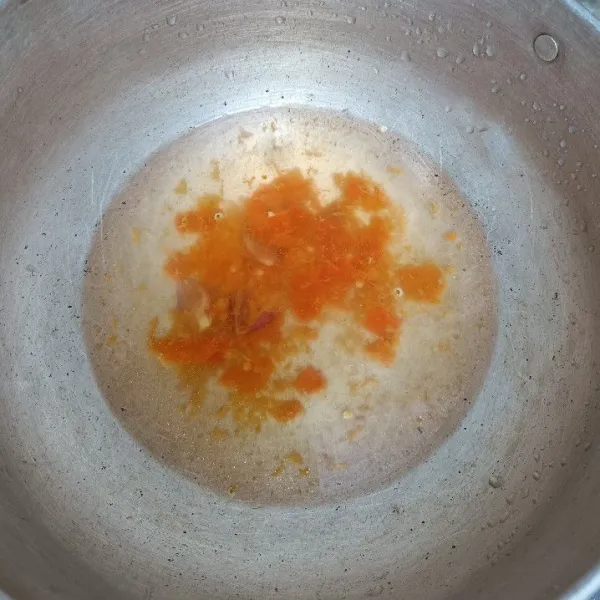 Masukkan ke panci berisi air.