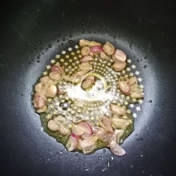 Tumis bawang merah sampai harum.