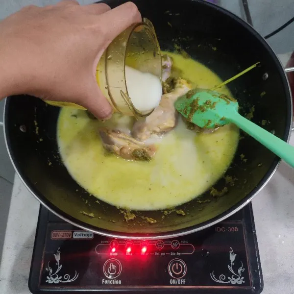 Masukkan santan, aduk rata.