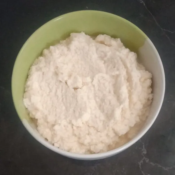 Campur singkong parut dengan agar plain, gula, garam, dan vanili bubuk. Kemudian tuang perlahan santan.