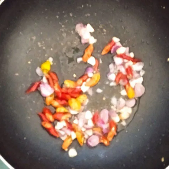 Tumis bawang merah, bawang putih, dan cabai hingga harum.