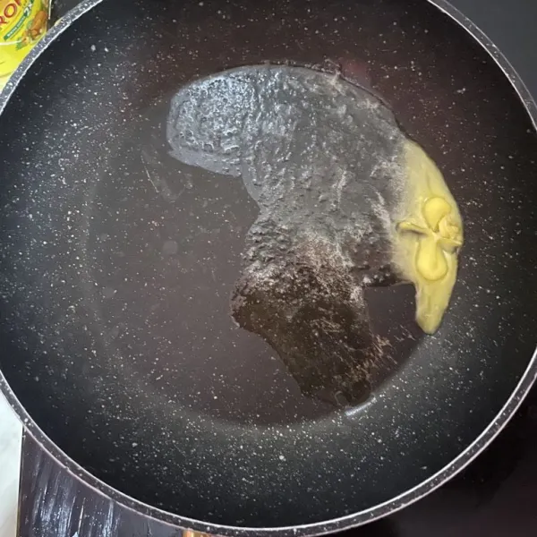 Panaskan butter.