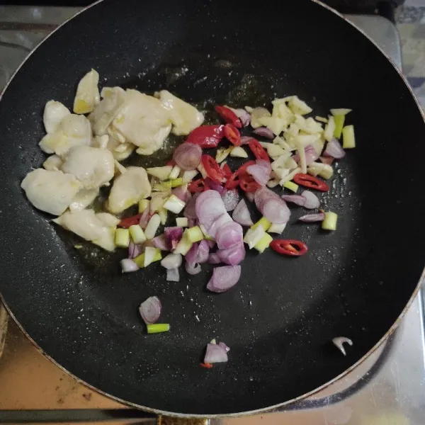 Masukkan bumbu yang sudah di iris aduk rata masak hingga harum.