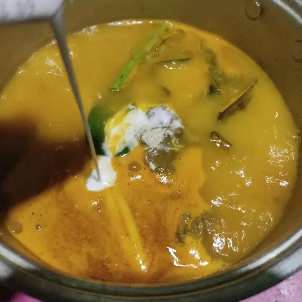 Masukkan santan, garam, kaldu bubuk, dan gula merah. Aduk rata.