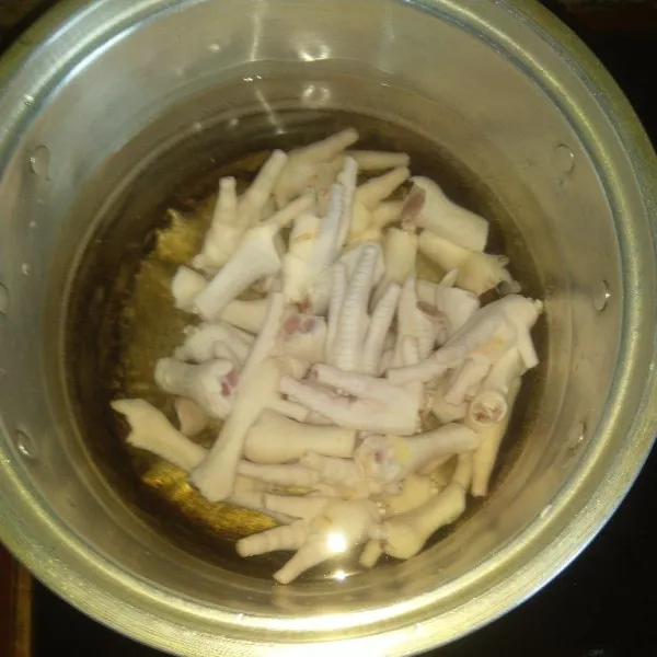 Masak air, masukkan ceker ayam. Rebus sampai ayam cukup empuk. Jangan lupa, buang kotoran yang mengambang dipermukaan air rebusan.