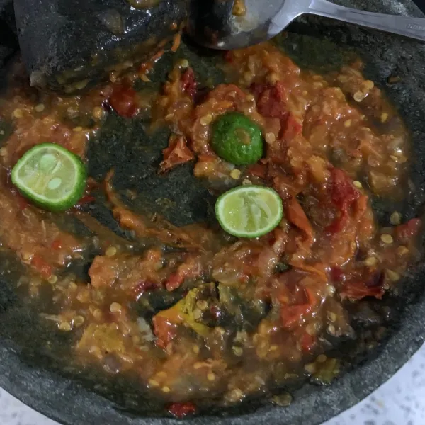 Beri irisan jeruk limau dan penyet.