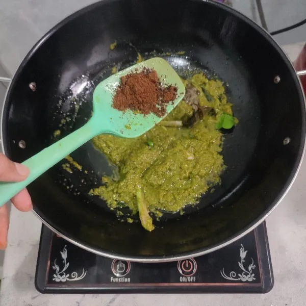 Tambahkan bubuk kari. Lalu tumis hingga harum dan berubah warna.