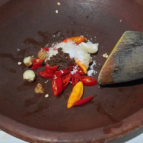 Siapkan bumbu urap haluskan.