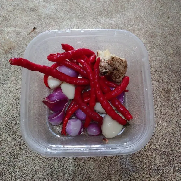 Siapkan bumbu,masukan cabe keriting,bawang merah, bawang putih, jahe, dan kunyit bubuk kedalam gelas blender lalu haluskan.