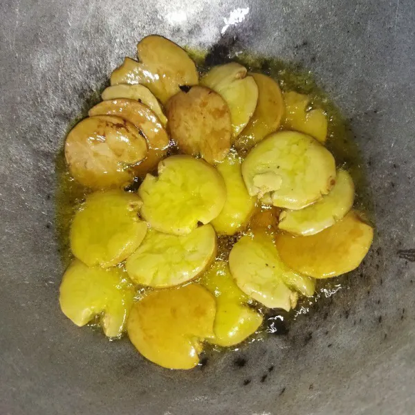 Angkat jengkol yang sudah empuk, lepaskan kulit ari jengkol yang masih menempel, lalu bilas, geprek jengkol lalu goreng sebentar saja.