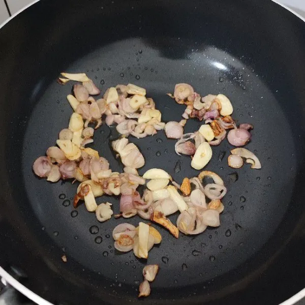 Tumis bawang merah dan bawang putih hingga layu kecoklatan.