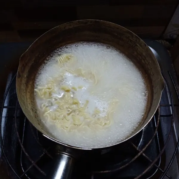 Rebus mie sampai matang. Angkat dan tiriskan.
