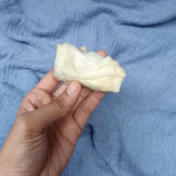 Gulung, rekatkan bagian ujung juga menggunakan adonan.
