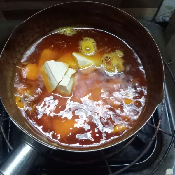 Setelah ikan matang, masukkan tahu. Bumbui dengan garam dan kaldu jamur.