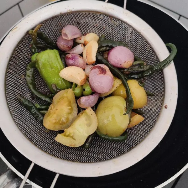 Goreng sebentar cabe hijau keriting, cabe hijau besar, cabe rawit hijau, tomat hijau, bawang merah, dan bawang putih. Angkat dan tiriskan.