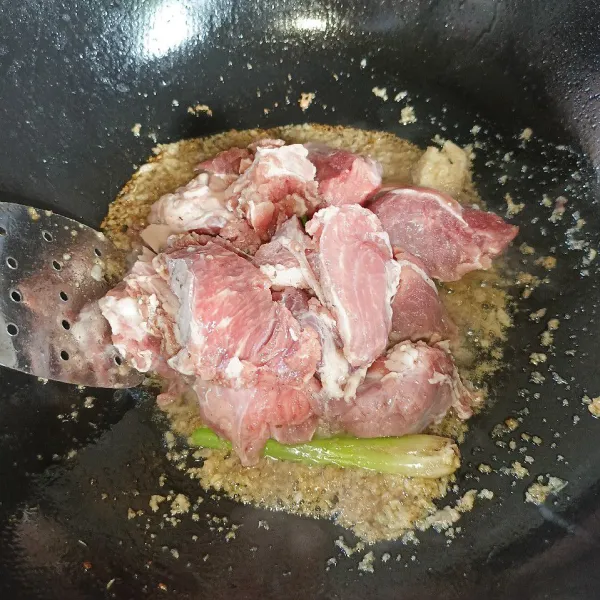 Masukkan daging sapi dan aduk-aduk sampai kaku dan berubah warna.