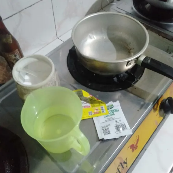 Siapkan biang, rebus air dengan bumbu hingga mendidih.