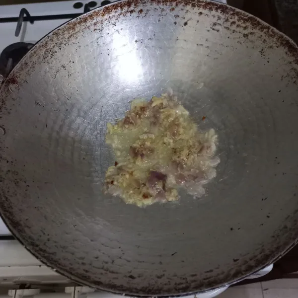 Haluskan bawang merah, bawang putih dan kencur, tumis bumbu hingga harum.