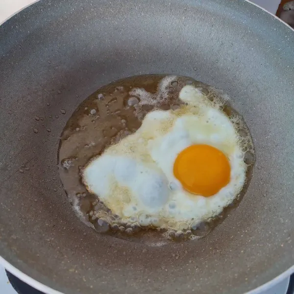 Goreng telur ayam bergantian sampai matang. Tiriskan.