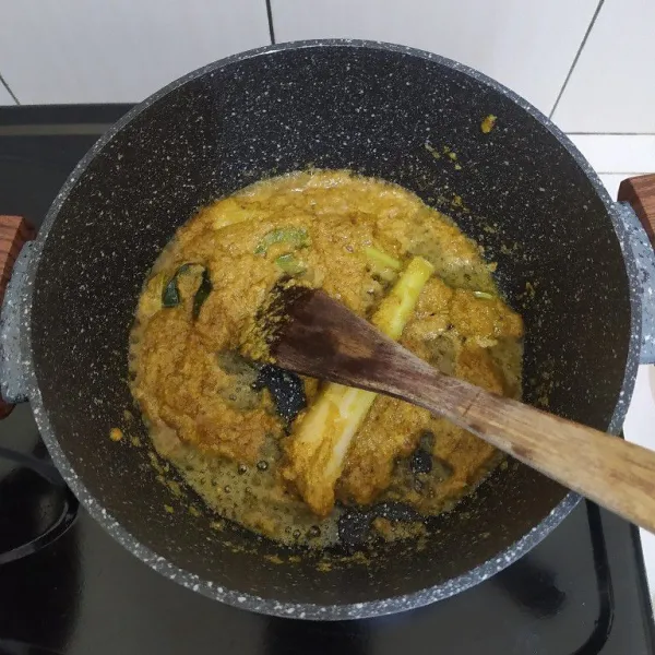 Tumis bumbu halus beserta serai dan daun jeruk hingga harum dan tanak.