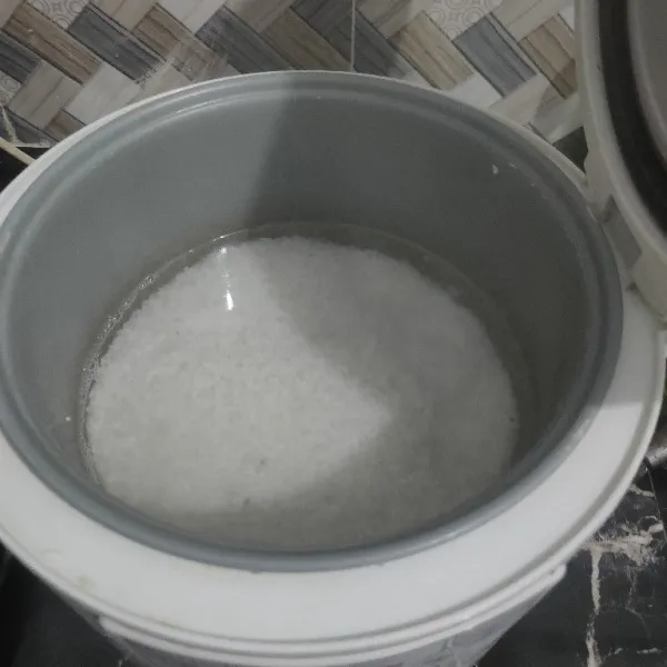 Tambahkan air panas sesuai takaran kemudian masak hingga nasi matang.