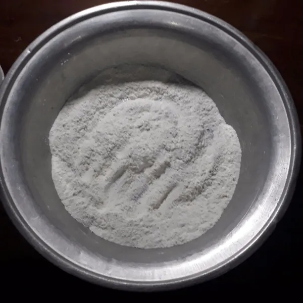 Campurkan tepung beras, bumbu halus, garam, merica dan kaldu bubuk, aduk hingga rata dan tidak bergerindil.