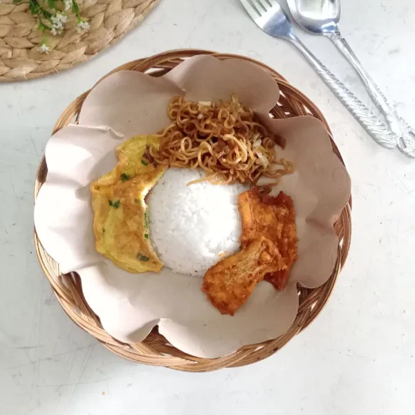 Penyajian : tata nasi di piring saji. Beri telur dadar, mie dan tahu bumbu merah.