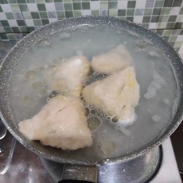 Lalu rebus dalam air mendidih yang sudah du beri sedikit minyak. Rebus agak hingga benar-benar matang. Karena pempek kapal selam ini besar jadi butuh waktu sedikit lama untuk merebus nya. Setelah itu tiriskan dan biarkan dingin.