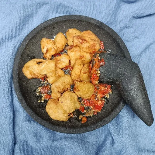 Masukkan ayam yang telah digoreng.