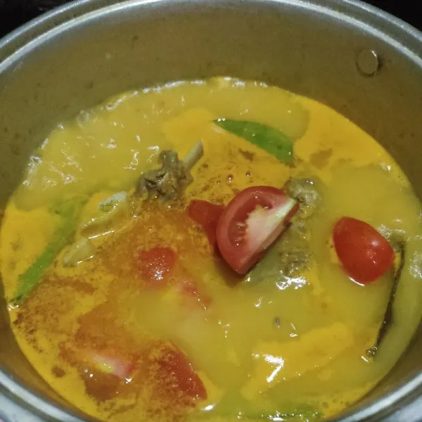 Setelah mendidih beberapa saat, masukkan tomat. Masak sebentar.